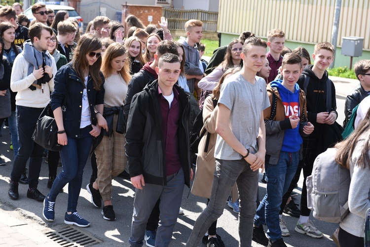 Tarnów. Niedziela Palmowa młodych. Procesja różańcowa