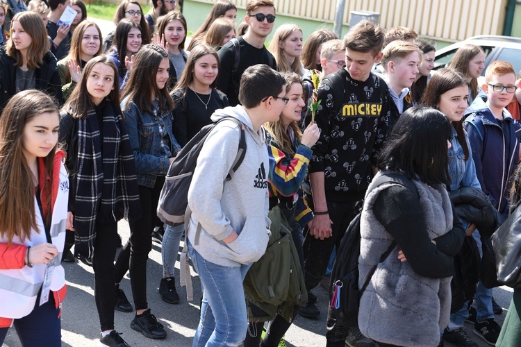 Tarnów. Niedziela Palmowa młodych. Procesja różańcowa