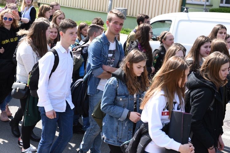 Tarnów. Niedziela Palmowa młodych. Procesja różańcowa