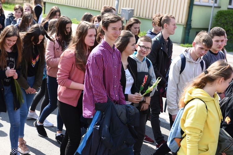 Tarnów. Niedziela Palmowa młodych. Procesja różańcowa