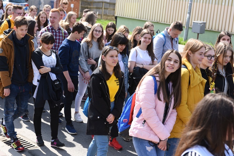 Tarnów. Niedziela Palmowa młodych. Procesja różańcowa