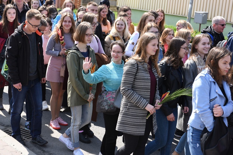 Tarnów. Niedziela Palmowa młodych. Procesja różańcowa