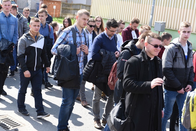 Tarnów. Niedziela Palmowa młodych. Procesja różańcowa