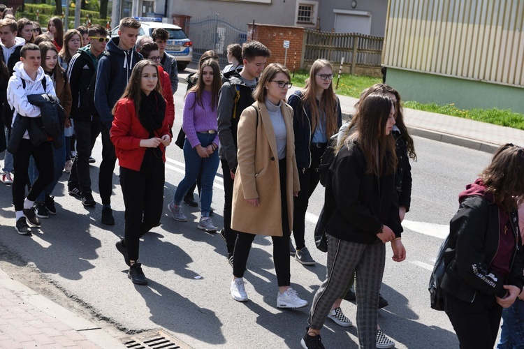 Tarnów. Niedziela Palmowa młodych. Procesja różańcowa