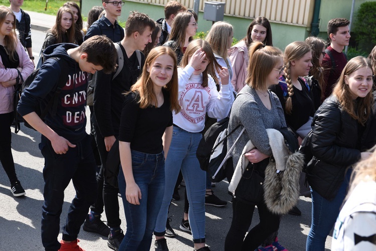 Tarnów. Niedziela Palmowa młodych. Procesja różańcowa