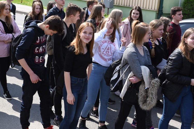 Tarnów. Niedziela Palmowa młodych. Procesja różańcowa