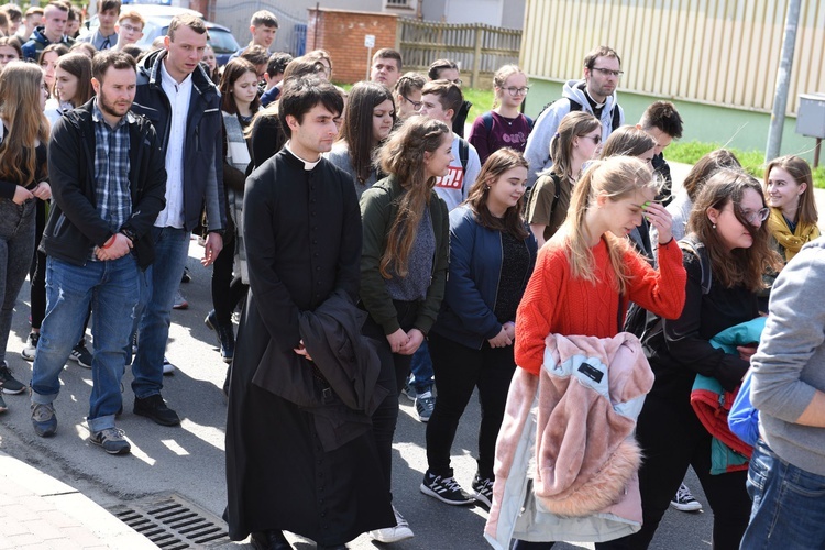 Tarnów. Niedziela Palmowa młodych. Procesja różańcowa