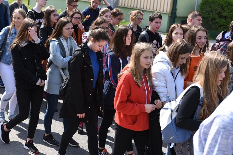 Tarnów. Niedziela Palmowa młodych. Procesja różańcowa