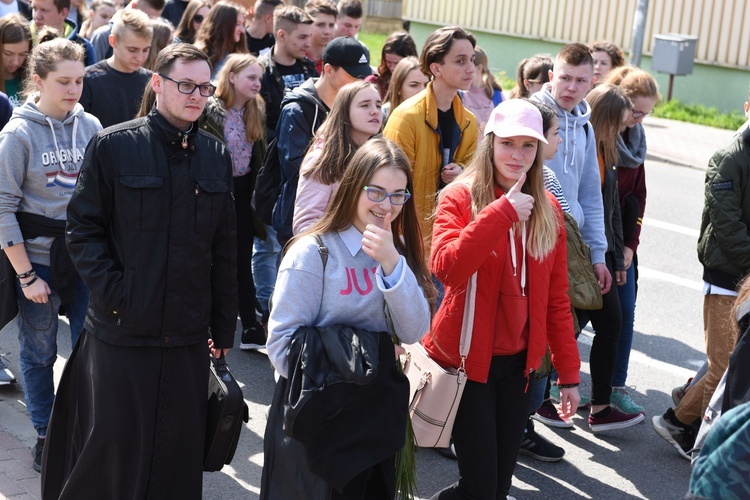 Tarnów. Niedziela Palmowa młodych. Procesja różańcowa