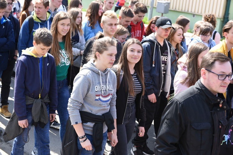 Tarnów. Niedziela Palmowa młodych. Procesja różańcowa