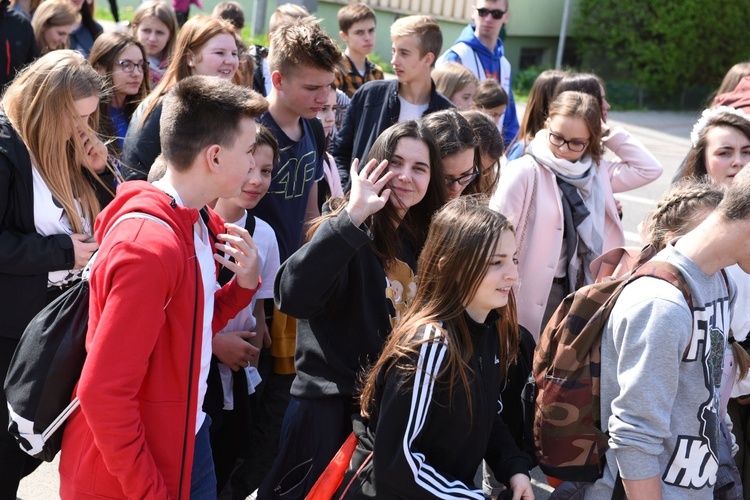 Tarnów. Niedziela Palmowa młodych. Procesja różańcowa