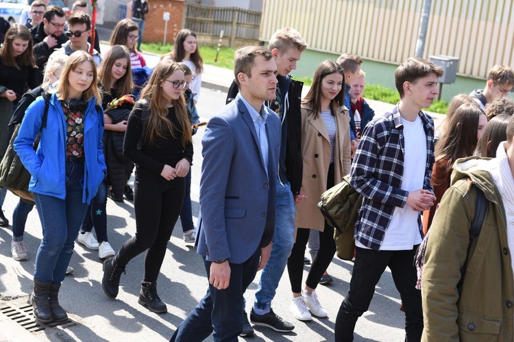 Tarnów. Niedziela Palmowa młodych. Procesja różańcowa