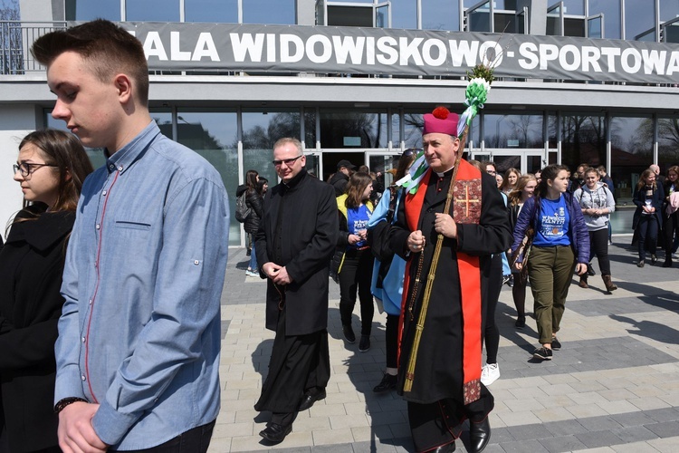 Tarnów. Niedziela Palmowa młodych. Procesja różańcowa