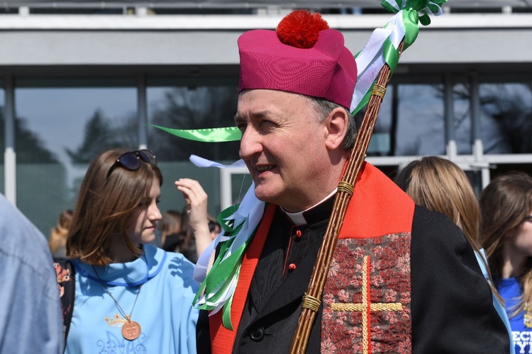 Tarnów. Niedziela Palmowa młodych. Procesja różańcowa