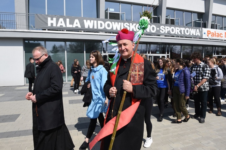 Tarnów. Niedziela Palmowa młodych. Procesja różańcowa