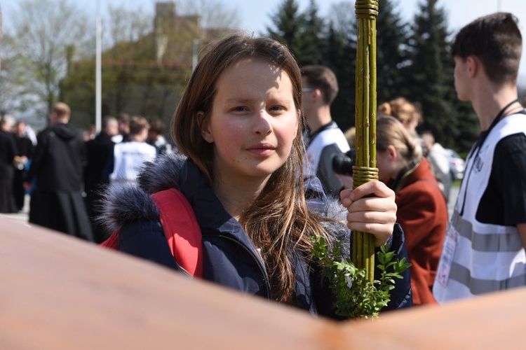 Tarnów. Niedziela Palmowa młodych. Procesja różańcowa