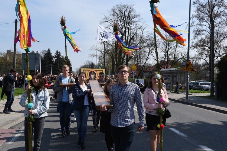 Tarnów. Niedziela Palmowa młodych. Procesja różańcowa