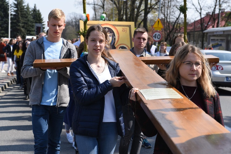 Tarnów. Niedziela Palmowa młodych. Procesja różańcowa