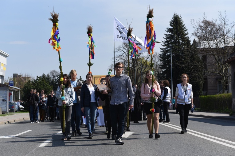 Tarnów. Niedziela Palmowa młodych. Procesja różańcowa