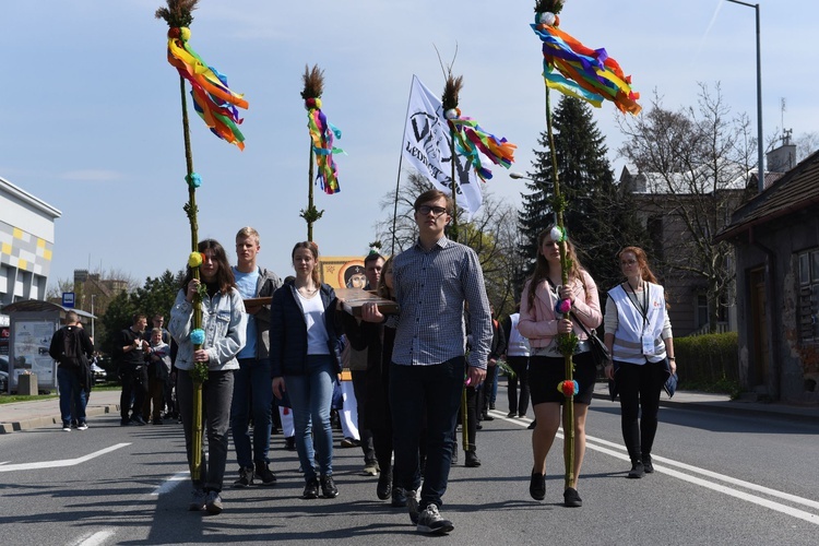 Tarnów. Niedziela Palmowa młodych. Procesja różańcowa