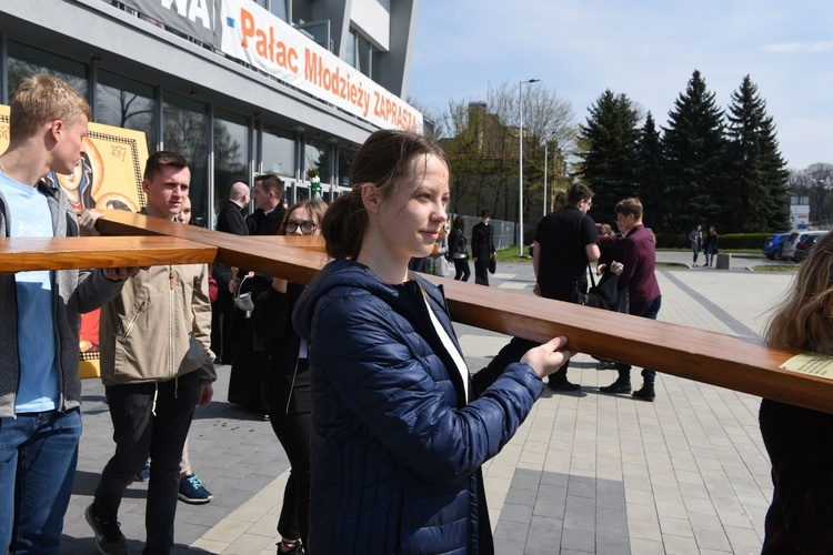 Tarnów. Niedziela Palmowa młodych. Procesja różańcowa