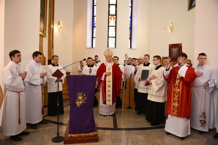 Tarnów. Niedziela Palmowa młodych. Msza św.