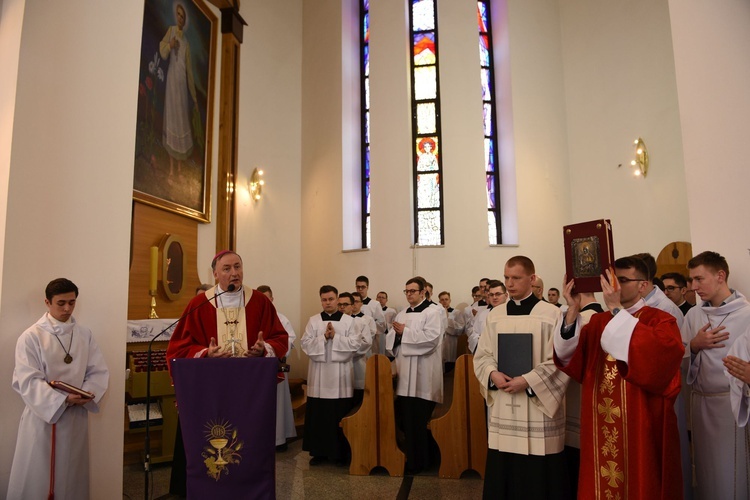 Tarnów. Niedziela Palmowa młodych. Msza św.