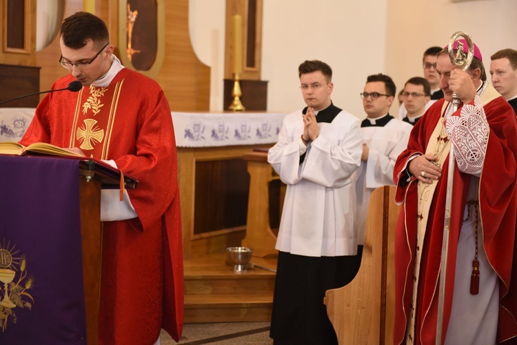 Tarnów. Niedziela Palmowa młodych. Msza św.