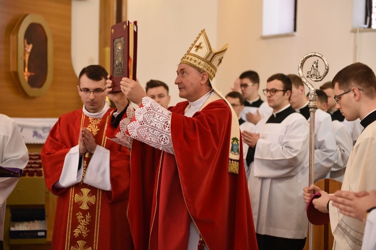 Tarnów. Niedziela Palmowa młodych. Msza św.