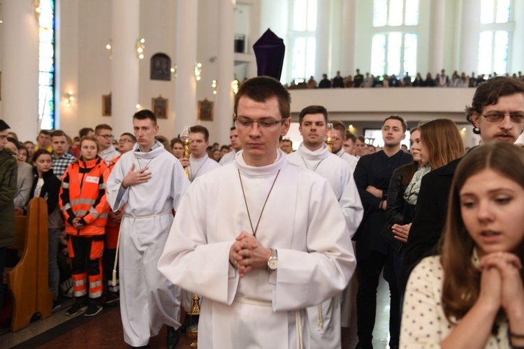 Tarnów. Niedziela Palmowa młodych. Msza św.