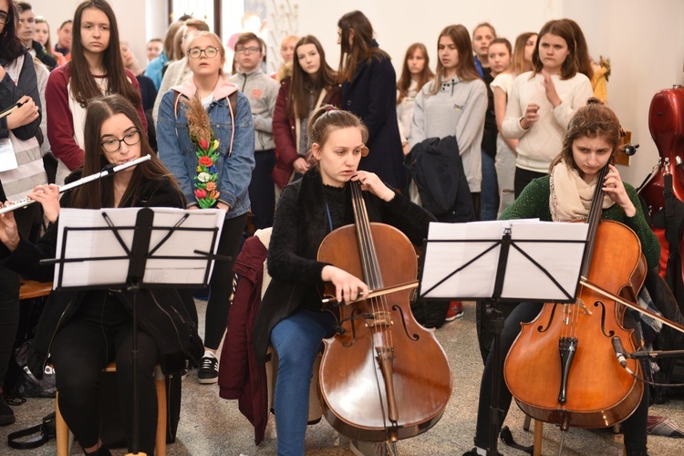 Tarnów. Niedziela Palmowa młodych. Msza św.