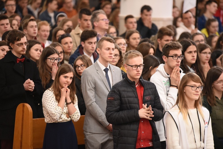 Tarnów. Niedziela Palmowa młodych. Msza św.