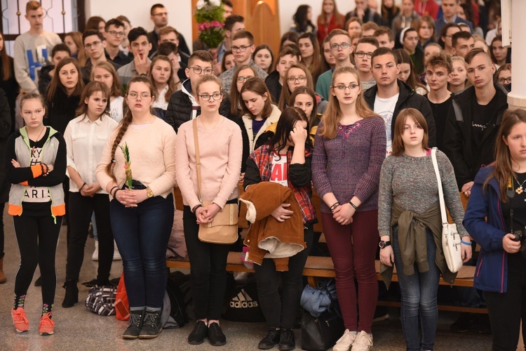 Tarnów. Niedziela Palmowa młodych. Msza św.