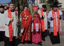Uroczysta procesja przeszła od Węzła Śmiechowo Północ do budującego się kościoła pw. św. Karola Boromeusza.