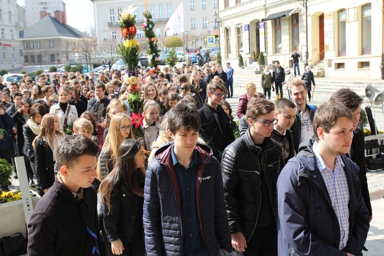 Niedziela Palmowa młodych w Bielsku-Białej 2019 - procesja do katedry