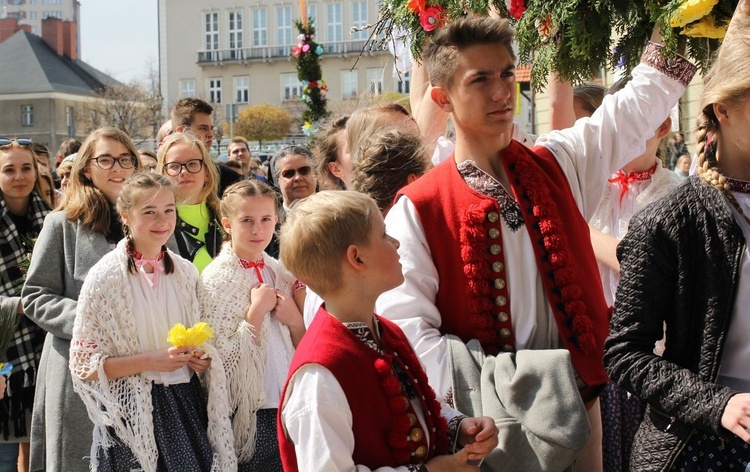 Niedziela Palmowa młodych w Bielsku-Białej 2019 - procesja do katedry