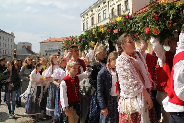 Niedziela Palmowa młodych w Bielsku-Białej 2019 - procesja do katedry