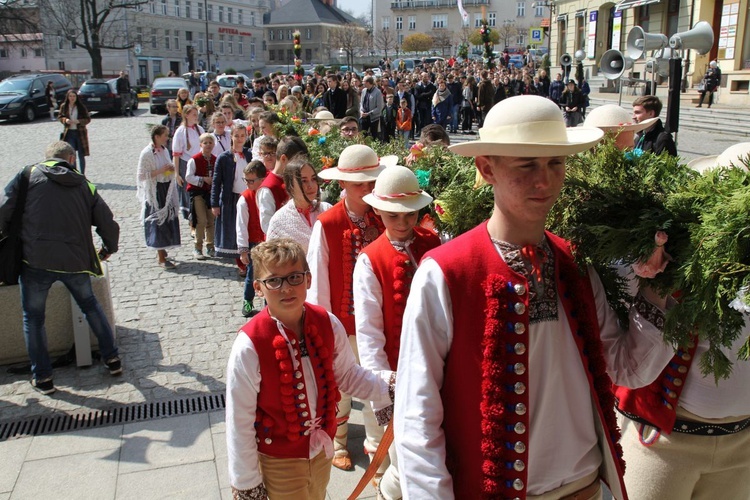 Niedziela Palmowa młodych w Bielsku-Białej 2019 - procesja do katedry