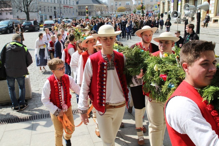 Niedziela Palmowa młodych w Bielsku-Białej 2019 - procesja do katedry