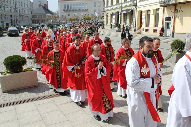 Niedziela Palmowa młodych w Bielsku-Białej 2019 - procesja do katedry