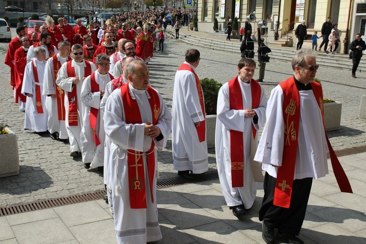 Niedziela Palmowa młodych w Bielsku-Białej 2019 - procesja do katedry