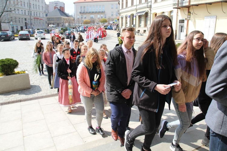 Niedziela Palmowa młodych w Bielsku-Białej 2019 - procesja do katedry