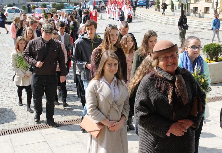 Niedziela Palmowa młodych w Bielsku-Białej 2019 - procesja do katedry