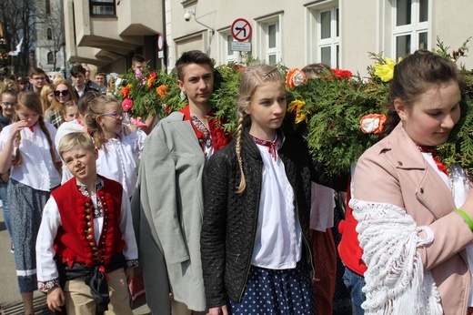 Niedziela Palmowa młodych w Bielsku-Białej 2019 - procesja do katedry