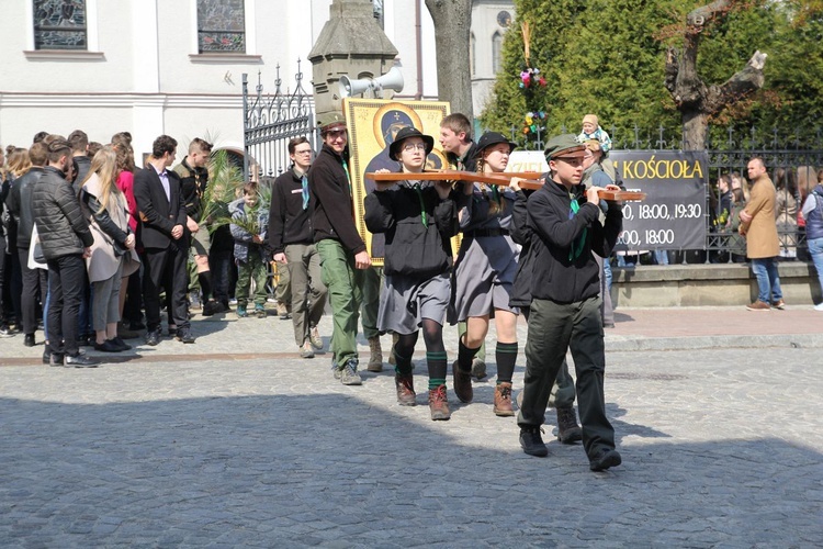 Niedziela Palmowa młodych w Bielsku-Białej 2019 - procesja do katedry