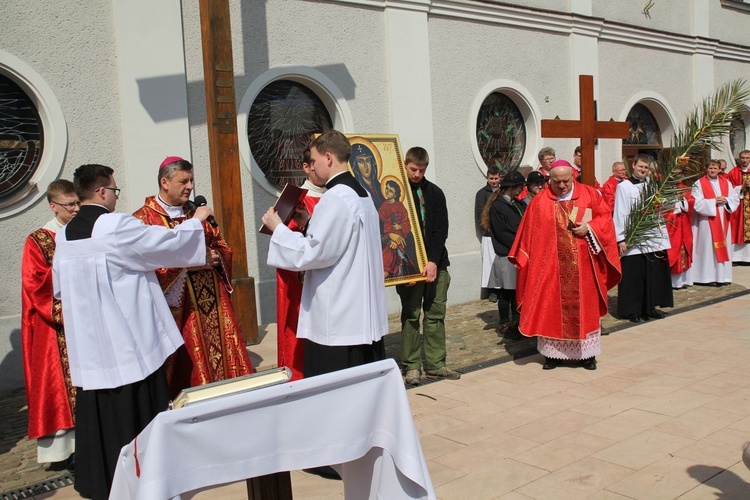 Niedziela Palmowa młodych w Bielsku-Białej 2019 - procesja do katedry