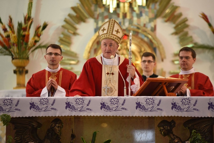 Tarnów. Niedziela Palmowa młodych. Msza św.