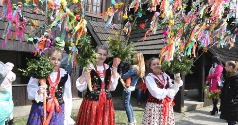 Rozłożyste i zdobione kwiatami oraz wstążkami - takie mają być palmy gilowickich dziewcząt.