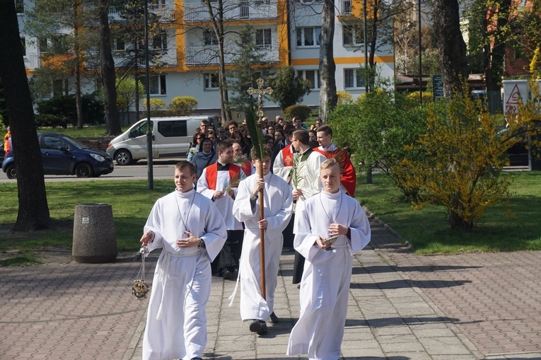 Nabożeństwo i procesja młodzieży do katedry 