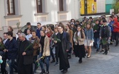 Nabożeństwo i procesja młodzieży do katedry 